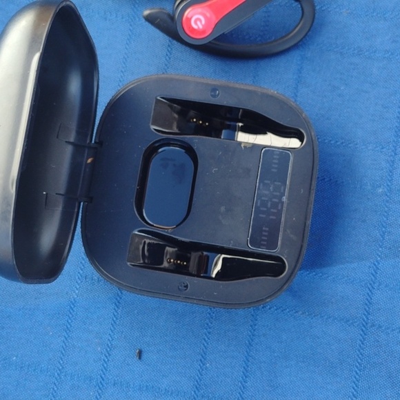 Urbanx wireless earbuds - Picture 2 of 2